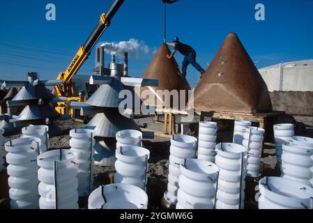 Construction d'une usine de dessalement à Tampa Bay, Floride. Les filtres de pré-étage sont en cours d'installation et utilisent du sable pour filtrer les particules avant que le sel ne soit retiré. La puissance p Banque D'Images