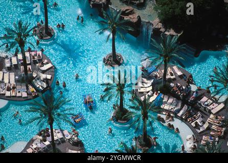 Vue aérienne d'une piscine d'hôtel le long du Las Vegas NV Strip. Banque D'Images