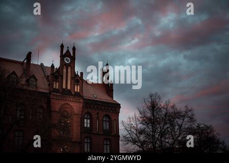 L'incroyable coucher de soleil sur le Metropolitan Seminary de Wrocław, en Pologne, peint une scène à couper le souffle, mélangeant des couleurs vibrantes qui mettent en valeur le bea Banque D'Images