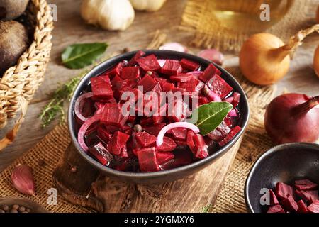 Kvass de betterave rouge fermenté dans un bol sur une table Banque D'Images