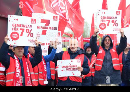 Blick am Donnerstag 07.11.2024 in Laage Landkreis Rostock auf der Zufahrt zum Gelände der Firma ZF Airbag Germany GmbH auf einen Aktionstag der IG-Metall Küste. IM Tarifkonflikt der Metall- und Elektroindustrie konnte bisher noch keine Einigkeit erzielt werden. Infolge sind im Verlauf des Tages Beschäftigte BEI zahlreichen Unternehmen im Nordosten zu einem Wahrstreik aufgerufen mit dem der Forderung der Metaller nach 7 Prozent mehr Lohn noch einmal Nachdruck verleihen werden soll. Darunter auch à Laage BEI ZF. *** Vue le jeudi 07 11 2024 à Laage, quartier Rostock, sur l'allée de la Banque D'Images