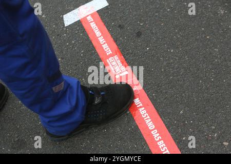 Blick am Donnerstag 07.11.2024 in Laage Landkreis Rostock auf der Zufahrt zum Gelände der Firma ZF Airbag Germany GmbH auf einen Aktionstag der IG-Metall Küste. IM Tarifkonflikt der Metall- und Elektroindustrie konnte bisher noch keine Einigkeit erzielt werden. Infolge sind im Verlauf des Tages Beschäftigte BEI zahlreichen Unternehmen im Nordosten zu einem Wahrstreik aufgerufen mit dem der Forderung der Metaller nach 7 Prozent mehr Lohn noch einmal Nachdruck verleihen werden soll. Darunter auch à Laage BEI ZF. *** Vue le jeudi 07 11 2024 à Laage, quartier Rostock, sur l'allée de la Banque D'Images