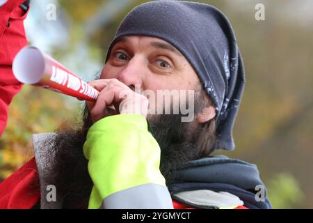 Blick am Donnerstag 07.11.2024 in Laage Landkreis Rostock auf der Zufahrt zum Gelände der Firma ZF Airbag Germany GmbH auf einen Aktionstag der IG-Metall Küste. IM Tarifkonflikt der Metall- und Elektroindustrie konnte bisher noch keine Einigkeit erzielt werden. Infolge sind im Verlauf des Tages Beschäftigte BEI zahlreichen Unternehmen im Nordosten zu einem Wahrstreik aufgerufen mit dem der Forderung der Metaller nach 7 Prozent mehr Lohn noch einmal Nachdruck verleihen werden soll. Darunter auch à Laage BEI ZF. *** Vue le jeudi 07 11 2024 à Laage, quartier Rostock, sur l'allée de la Banque D'Images