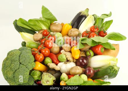 Légumes biologiques mélangés crus dans la partie inférieure du cadre. Comprend brocoli, PAC Choi, oignon rouge, ail, choux de Bruxelles, tomates, poivrons, Banque D'Images