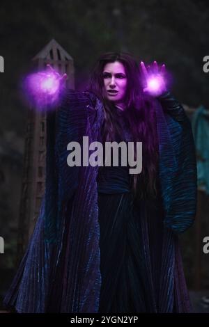 KATHRYN Hahn dans AGATHA ALL ALONG (2024), mise en scène par RACHEL GOLDBERG, Gandja MONTEIRO et JAC SCHAEFFER. Crédit : Disney+ / 20th Television / Marvel Studios / album Banque D'Images