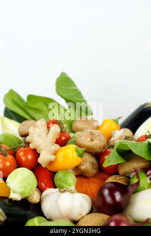 Légumes biologiques mélangés sur un fond blanc. Tomates, brocoli, champignons, PAC Choi, chou de Chine, concombres, poivrons, choux de Bruxelles, gingembre, Banque D'Images