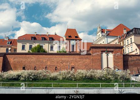 Vue panoramique sur la ville de Toruń, en Pologne, depuis un pont, mettant en valeur l'architecture historique de la ville et la beauté des berges Banque D'Images