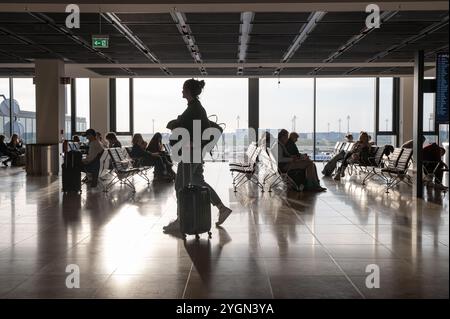 18.10.2024, Berlin, Allemagne, Europe - une vue intérieure montre les voyageurs aériens dans la zone de départ à l'intérieur du terminal 1 de l'aéroport de Berlin-Brandebourg BER. Banque D'Images