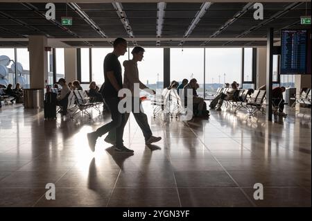 18.10.2024, Berlin, Allemagne, Europe - une vue intérieure montre les voyageurs aériens dans la zone de départ à l'intérieur du terminal 1 de l'aéroport de Berlin-Brandebourg BER. Banque D'Images