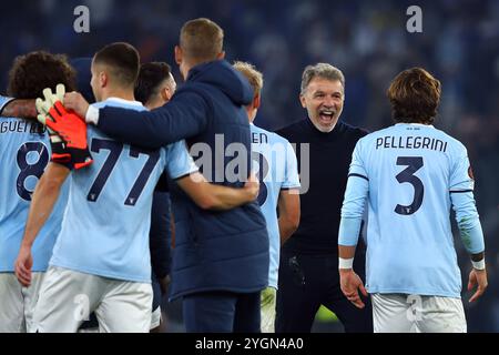 Rome, Italie. 7 novembre 2024. Les joueurs du Latium et l'entraîneur-chef Marco Baroni célèbrent la victoire à la fin de l'UEFA Europa League, phase de ligue, Banque D'Images