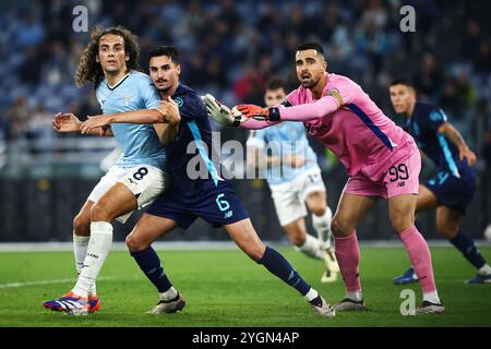 Rome, Italie. 7 novembre 2024. Matteo Guendouzi du Latium, Stephen Eustaquio et le gardien de but de Porto Diogo Costa se battent pour le ballon lors de l'UEFA eu Banque D'Images