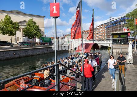 Touristes à Copenhague sur une excursion en bateau de canal stromma à travers le centre-ville le long des canaux et sous une série de ponts bas, Copenhague, Danemark Banque D'Images