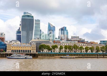 Old Billingsgate marché aux poissons et douane House à côté de la tamise avec une architecture moderne dans la ville de londres dominant au-dessus Banque D'Images