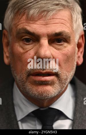 Anvers, Belgique. 08 novembre 2024. Filip Dewinter du Vlaams Belang photographié lors d'une conférence de presse du parti flamand d'extrême droite Vlaams Belang après une réunion avec la N-va sur la formation du nouveau conseil municipal d'Anvers à la suite des élections municipales du 13 octobre, le vendredi 08 novembre 2024, à la mairie d'Anvers. BELGA PHOTO DIRK WAEM crédit : Belga News Agency/Alamy Live News Banque D'Images