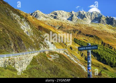 Vue de la route James Bond Street pour passer Furkapass, vallée d'Urserental, Kanton Uri, Alpes suisses, Suisse, Europe Banque D'Images