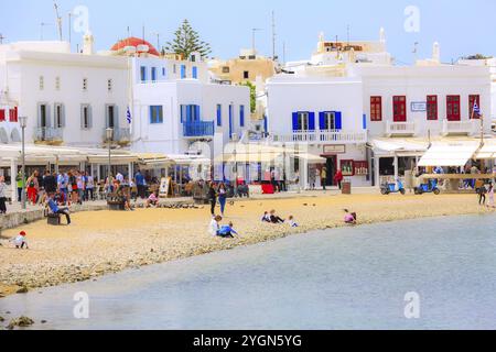 Mykonos, Grèce, 23 avril 2019 : célèbres maisons blanches de l'île, promenade, plage, vue depuis la mer dans les Cyclades, Europe Banque D'Images