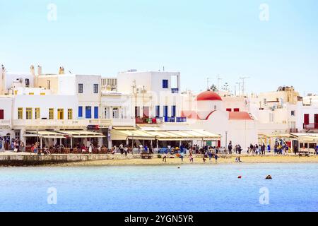 Mykonos, Grèce, 23 avril 2019 : célèbres maisons blanches de l'île, promenade, plage, vue depuis la mer dans les Cyclades, Europe Banque D'Images