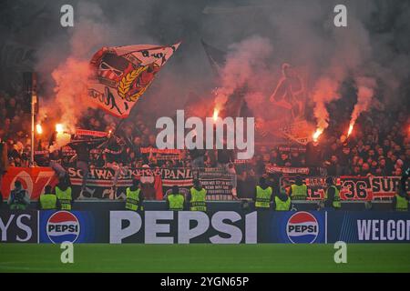 Bengalos, pyrotechnie, pyrotechnie, feux d'artifice, Cannstatter Kurve, bloc ventilateur, atmosphérique, menaçant, logo, PEPSI, Ligue des champions, MHPArena, MHP Arena St. Banque D'Images