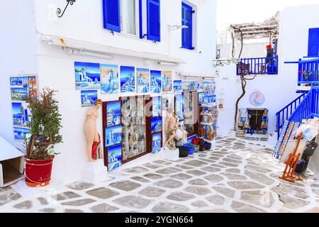 Mykonos, Grèce, 23 avril 2019 : vue sur la rue de l'île célèbre avec maisons blanches et boutique de souvenirs dans les Cyclades, Europe Banque D'Images