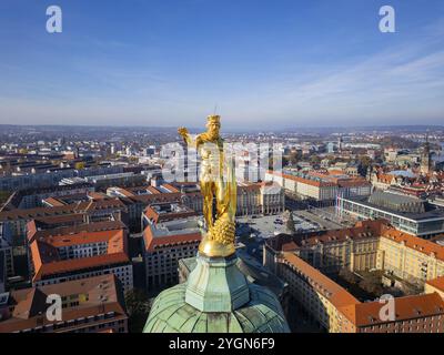 Nouvel hôtel de ville avec tour de l'hôtel de ville et homme d'or avec cornucopia de Richard Guhr, vue aérienne, Dresde, Saxe, Allemagne, Europe Banque D'Images