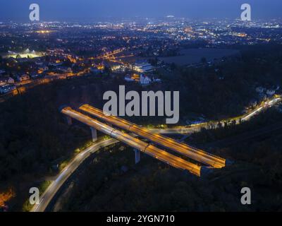 Le pont de la vallée de Weisseritz de l'autoroute A17 à Plauen la nuit, vue aérienne Plauen, Dresde, Saxe, Allemagne, Europe Banque D'Images