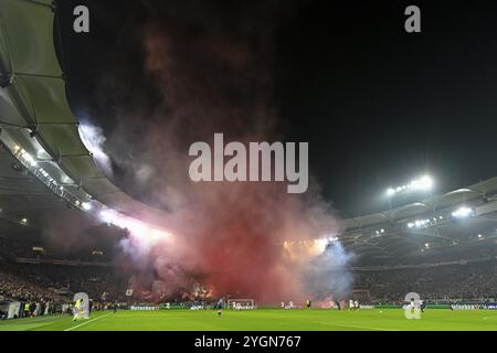 Bengalos, pyrotechnie, pyrotechnie, feux d'artifice, Cannstatter Kurve, fan block, atmosphérique, menaçant, Ligue des champions, MHPArena, MHP Arena Stuttgart, Bade Banque D'Images