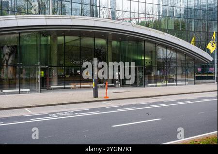 Façade en verre du bâtiment Graaf de Ferraris de l'administration gouvernementale flamande, région de Bruxelles-capitale, Belgique, 7 novembre 2024 Banque D'Images