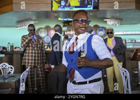 Sapeuse, membre de la Société des Ambianceurs et des personnes elegantes (SAPE), société des artistes et des personnes élégantes, Brazzaville, Républicain Banque D'Images