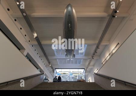 Maquette du Hindenburg, dirigeable Zeppelin LZ 129, escalier du Musée Zeppelin Friedrichshafen, Bade-Wuerttemberg, Allemagne, Europe Banque D'Images