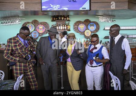 Sapeurs, membres de la Société des Ambianceurs et des personnes elegantes (SAPE), société des artistes et des personnes élégantes, Brazzaville, Republ Banque D'Images