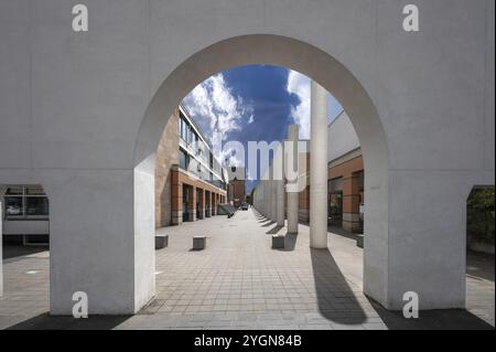 Rue des droits de l'homme, l'œuvre créée par l'artiste israélien Dani Karavan en 2013, à gauche et à droite le Musée national germanique, Kartaeusergasse 1 Banque D'Images