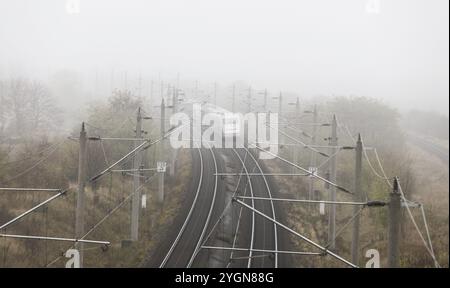 Un train ICE Deutsche Bahn fonctionne par temps brumeux d'automne sur une ligne de chemin de fer près de Neugarten, 06.11.2024, Neugarten, Brandebourg, Allemagne, Europe Banque D'Images