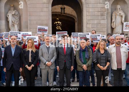 Barcelone, Espagne. 08 novembre 2024. Politiciens, hommes d'affaires et syndicats tiennent une minute de silence à Plaça Sant Jaume à Barcelone en mémoire des victimes de la DANA à Valence. Políticos, empresarios y sindicatos realizan un minuto de Silencio en la Plaça Sant Jaume de Barcelona en recuerdo de las víctimas de la DANA en Valencia. DANS LE pic:Salvador Illa, pepe alvarez, jaume Collboni News-Politics-Barcelona, Espagne vendredi, novembre, 08, 2024 (photo par Eric Renom/LaPresse) crédit : LaPresse/Alamy Live News Banque D'Images