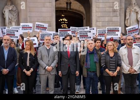 Barcelone, Espagne. 08 novembre 2024. Politiciens, hommes d'affaires et syndicats tiennent une minute de silence à Plaça Sant Jaume à Barcelone en mémoire des victimes de la DANA à Valence. Políticos, empresarios y sindicatos realizan un minuto de Silencio en la Plaça Sant Jaume de Barcelona en recuerdo de las víctimas de la DANA en Valencia. DANS LE pic:Salvador Illa, pepe alvarez, jaume Collboni News-Politics-Barcelona, Espagne vendredi, novembre, 08, 2024 (photo par Eric Renom/LaPresse) crédit : LaPresse/Alamy Live News Banque D'Images