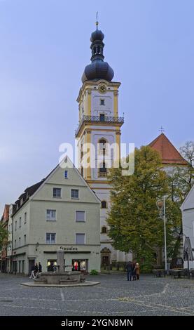 Oberer Markt et l'église paroissiale évangélique-luthérienne de Saint Michel dans le centre historique de Weiden in der Haut-Palatinat. Weiden OPF, Bavière, G. Banque D'Images