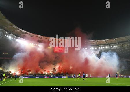 Bengalos, pyrotechnie, pyrotechnie, feux d'artifice, Cannstatter Kurve, fan block, atmosphérique, menaçant, Ligue des champions, MHPArena, MHP Arena Stuttgart, Bade Banque D'Images