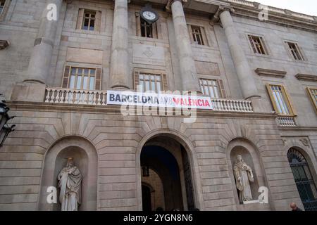 Barcelone, Espagne. 08 novembre 2024. Politiciens, hommes d'affaires et syndicats tiennent une minute de silence à Plaça Sant Jaume à Barcelone en mémoire des victimes de la DANA à Valence. Políticos, empresarios y sindicatos realizan un minuto de Silencio en la Plaça Sant Jaume de Barcelona en recuerdo de las víctimas de la DANA en Valencia. AU pic : News-Politics-Barcelone, Espagne vendredi 08 novembre 2024 (photo Eric Renom/LaPresse) crédit : LaPresse/Alamy Live News Banque D'Images