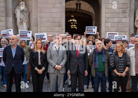 Barcelone, Espagne. 08 novembre 2024. Politiciens, hommes d'affaires et syndicats tiennent une minute de silence à Plaça Sant Jaume à Barcelone en mémoire des victimes de la DANA à Valence. Políticos, empresarios y sindicatos realizan un minuto de Silencio en la Plaça Sant Jaume de Barcelona en recuerdo de las víctimas de la DANA en Valencia. DANS LE pic:Salvador Illa, pepe alvarez, jaume Collboni News-Politics-Barcelona, Espagne vendredi, novembre, 08, 2024 (photo par Eric Renom/LaPresse) crédit : LaPresse/Alamy Live News Banque D'Images