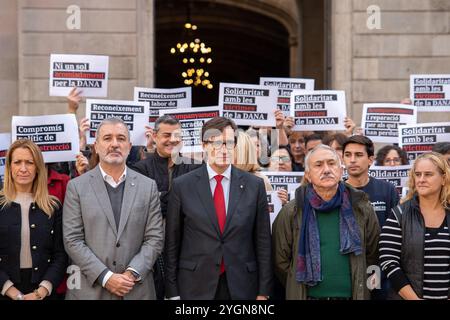 Barcelone, Espagne. 08 novembre 2024. Politiciens, hommes d'affaires et syndicats tiennent une minute de silence à Plaça Sant Jaume à Barcelone en mémoire des victimes de la DANA à Valence. Políticos, empresarios y sindicatos realizan un minuto de Silencio en la Plaça Sant Jaume de Barcelona en recuerdo de las víctimas de la DANA en Valencia. DANS LE pic:Salvador Illa, pepe alvarez, jaume Collboni News-Politics-Barcelona, Espagne vendredi, novembre, 08, 2024 (photo par Eric Renom/LaPresse) crédit : LaPresse/Alamy Live News Banque D'Images