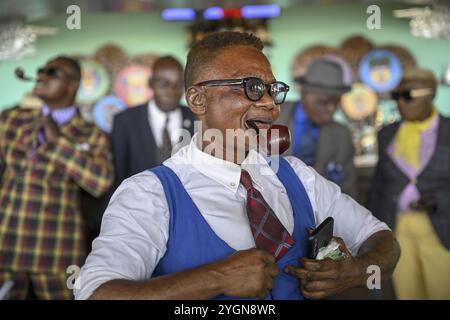 Sapeuse, membre de la Société des Ambianceurs et des personnes elegantes (SAPE), société des artistes et des personnes élégantes, Brazzaville, Républicain Banque D'Images