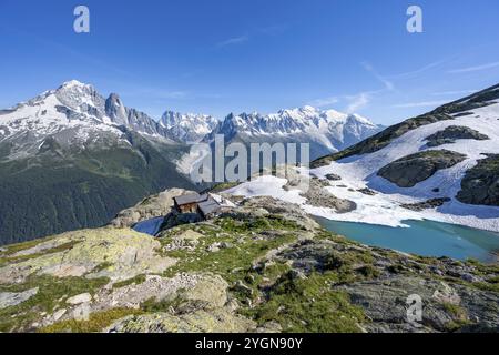 Paysage de montagne avec lac de montagne Lac Blanc et cabane de montagne refuge du Lac Blanc, pic de montagne, aiguille verte, grandes Jorasses, aiguille du moi Banque D'Images