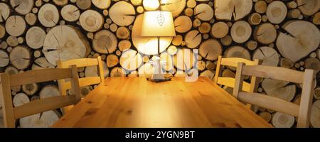 Bannière de Noël, table intérieure de salon dans la maison en bois, décoration de chambre, lampe et figurine d'ange Banque D'Images