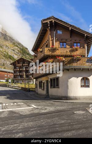 Zermatt, Suisse ville automne vue sur la rue dans la célèbre station de ski suisse, maisons traditionnelles colorées et montagnes Banque D'Images