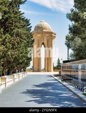 Bakou, Azerbaïdjan - 6 mai 2024 : Martyrs' Lane commémore les soldats qui ont perdu la vie dans la guerre du Haut-Karabakh. Il comprend des tombes de soldats et un monument central, mis en évidence par une tour de pierre Banque D'Images