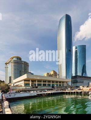 Bakou, Azerbaïdjan - 10 mai 2024 : une vue imprenable avec l'hôtel JW Marriott Absheron et la Tour Sud de Port Baku, dans un ciel dégagé. La scène capture la zone dynamique du front de mer Banque D'Images
