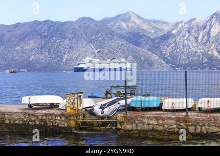 Kotor, Monténégro, 20 septembre 2023 : paysage estival avec le bateau de croisière Celebrity Beyond ancré au large des côtes, en Europe Banque D'Images