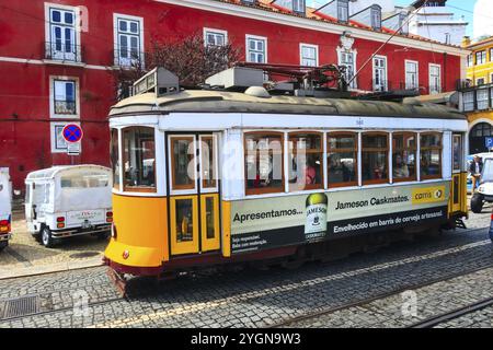 Lisbonne, Portugal, 27 mars 2018 : tramway jaune, symbole de Lisbonne dans la rue colorée du centre-ville, Europe Banque D'Images