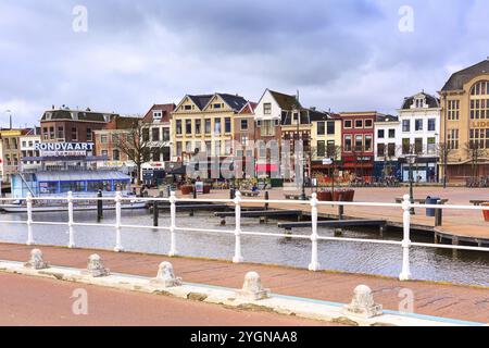 Leyde, pays-Bas, 7 avril 2016 : panorama avec des maisons hollandaises traditionnelles, port au canal en Hollande Banque D'Images