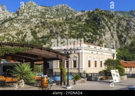 Kotor, Monténégro, 20 septembre 2023 : vue sur la rue d'été avec maisons et montagnes, Europe Banque D'Images