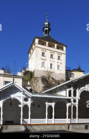 Karlovy Vary, République tchèque vue sur la rue, maisons et marché Colonnade source chaude dans la célèbre ville thermale Banque D'Images